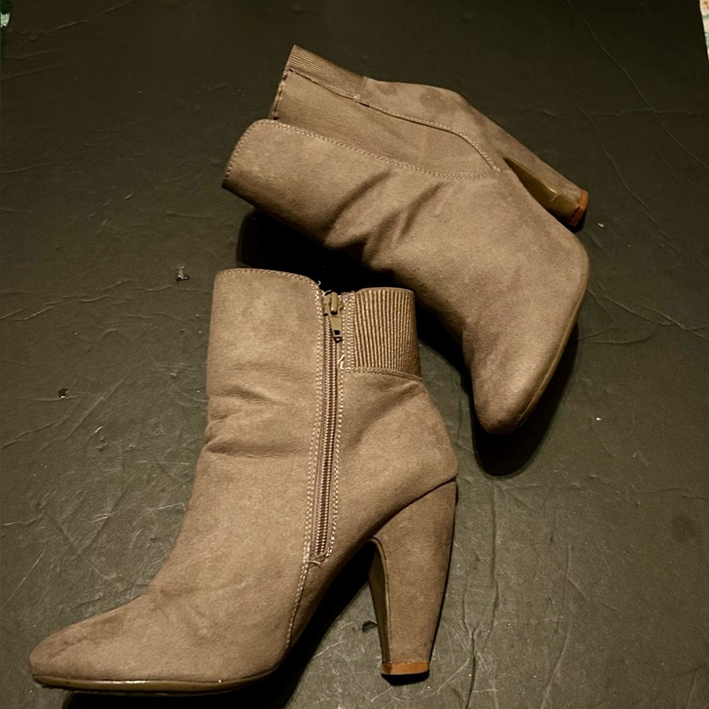 [Pink & Pepper] heeled nude booties size 10